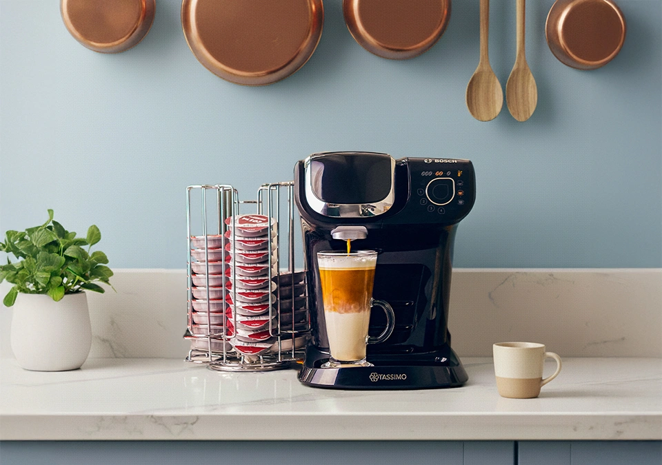 Moderne Home Kaffeestation mit TASSIMO Kapselmaschine und verschiedenen Kaffeepods