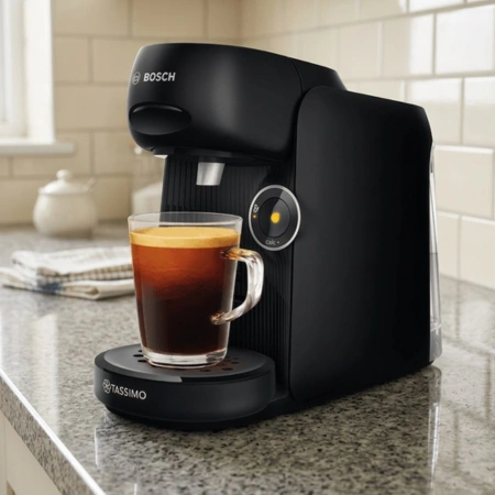 Pack FINESSE FRIENDLY Noire comprenant la machine à café Tassimo noire et un assortiment de 10 paquets de dosettes de café et de chocolat chaud