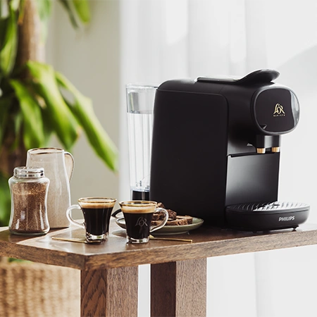 Sublime coffee machine with coffee cups in front of it