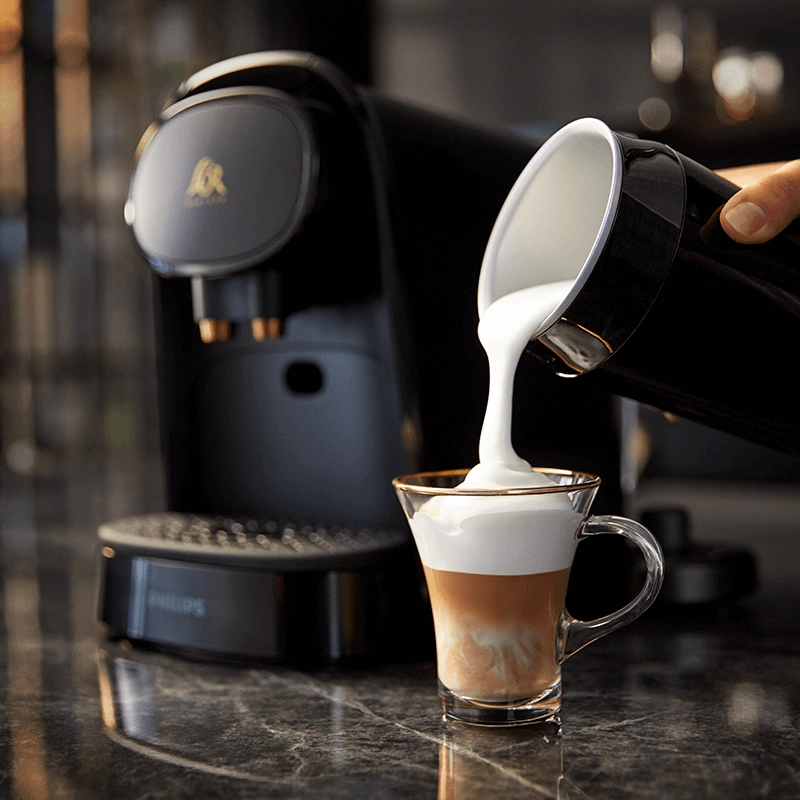 Make latte foam with L'OR BARISTA Milk Frother