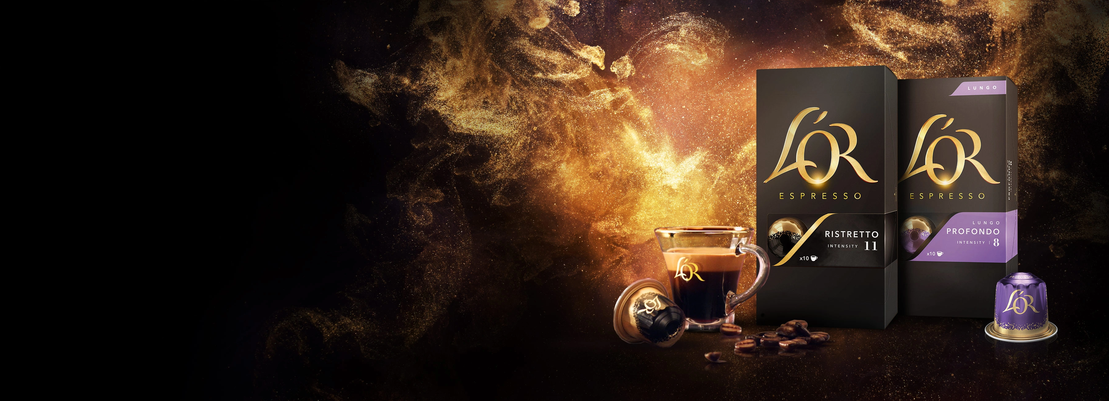 L'OR Ristretto en L'OR Profondo pakken met een espressokopje en capsule. Gouden glitter achtergrond.