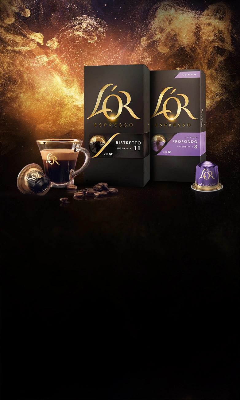 L'OR Ristretto en L'OR Profondo pakken met een espressokopje en capsule. Gouden glitter achtergrond.