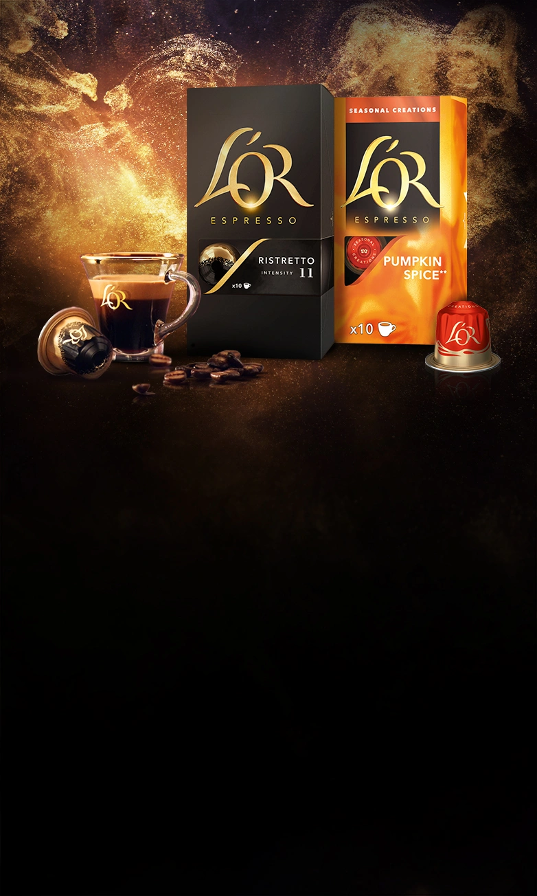 L'OR Ristretto en L'OR Pumpkin Spice verpakkingen met een espressokopje en capsules. Gouden glinsterende achtergrond.