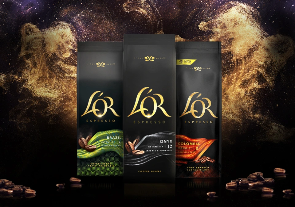 L'OR koffiebonenpakken uit Brazilië, Onyx en Colombia. Gouden glinsterende achtergrond. 