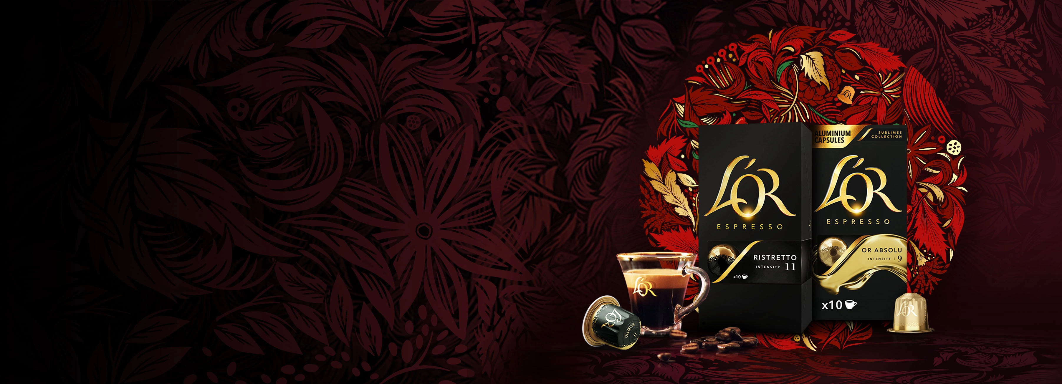 Paquets L’OR Ristretto et OR Absolu avec tasse de café, capsule et grains éparpillés sur un fond de couronne rouge.