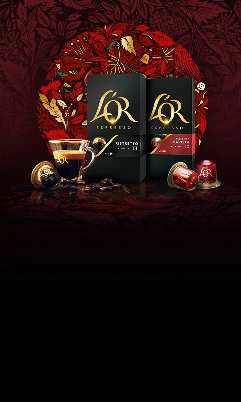 Confezioni L’OR Ristretto e Barista 13 con tazza di caffè, capsule e chicchi sparsi su uno sfondo di ghirlanda rossa.