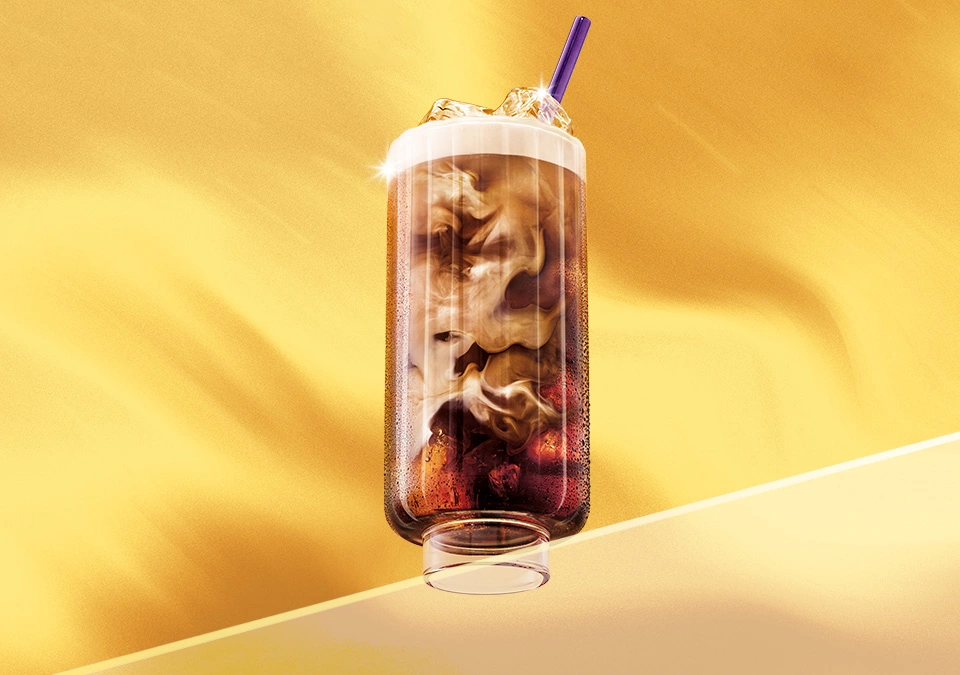 Café glacé avec glaçons et paille dans un grand verre