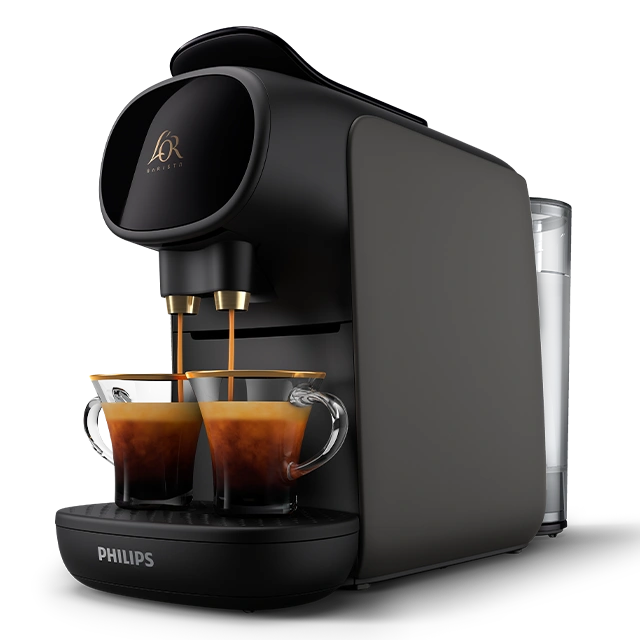 Máquina de café L'OR en primer plano sirviendo espresso en una taza de vidrio
