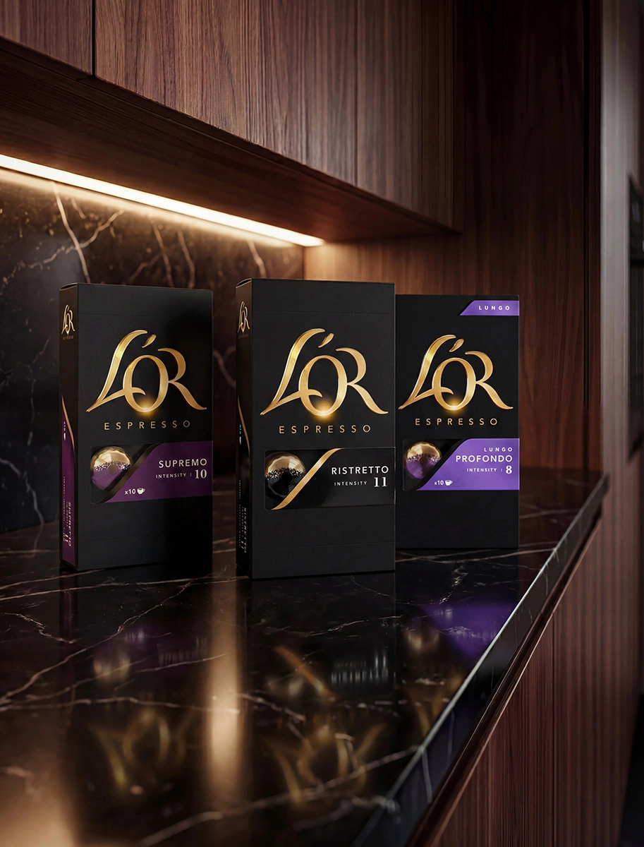 Selección de paquetes de café L'OR en diferentes intensidades colocados en un estante iluminado