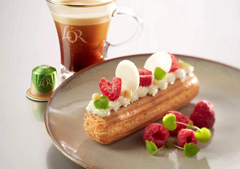 Witte chocolade-éclair met vers fruit in een ontmoeting met L'OR koffies met frisse tonen: een elegante, zoete combinatie