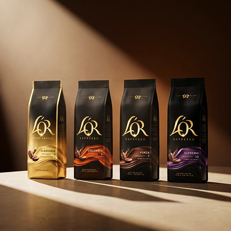 Selección de paquetes de café L'OR en diferentes intensidades presentados en fila sobre fondo oscuro