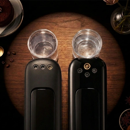 Cápsulas de café L'OR colocadas en una mesa junto a dos tazas de espresso recién preparadas