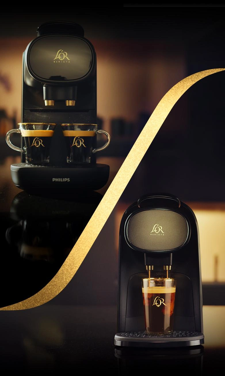 Máquina de café L'OR iluminada en un entorno oscuro con cápsulas visibles