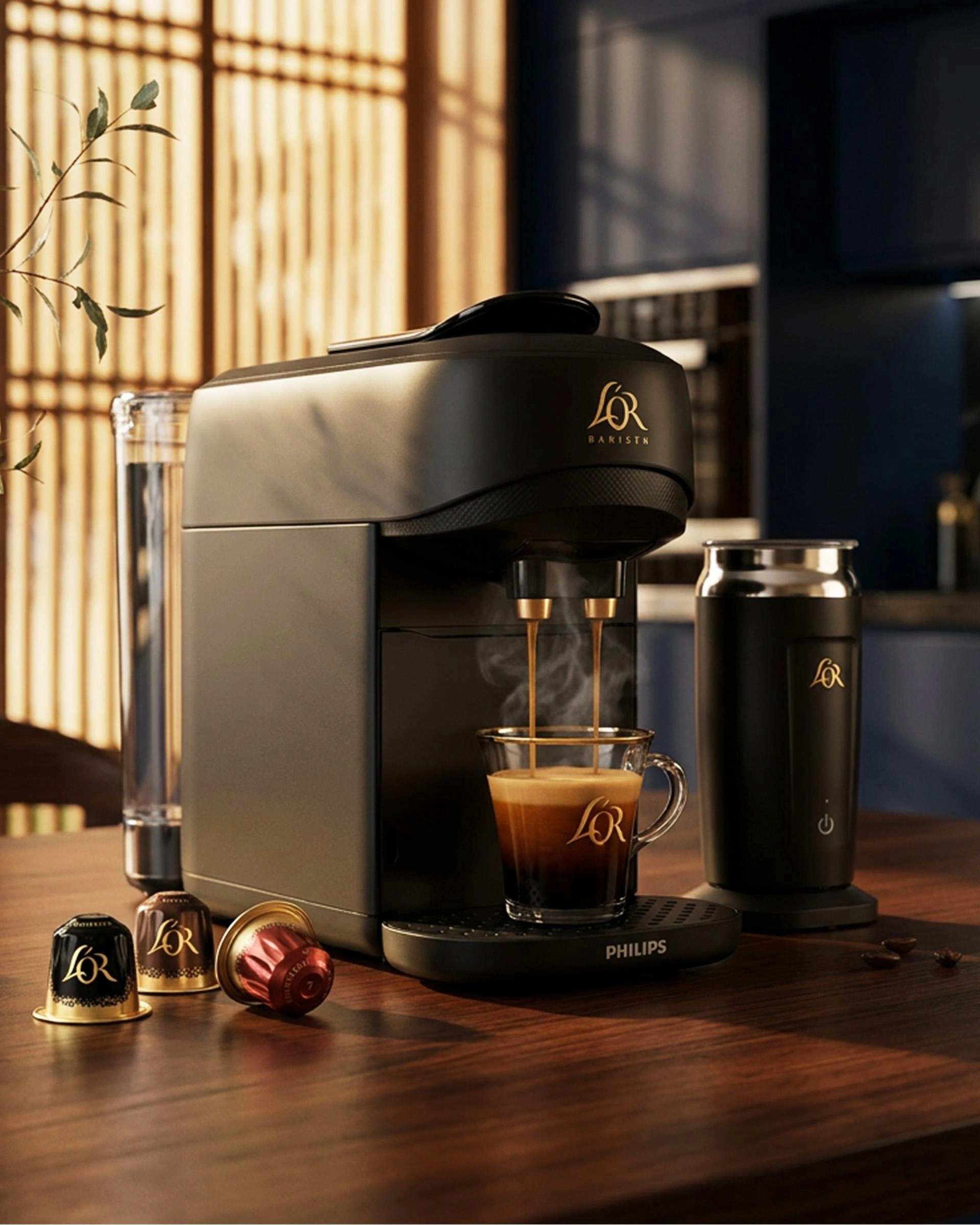 Máquina de café L'OR preparando espresso sobre una encimera con cápsulas visibles al lado
