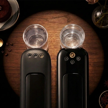 Cápsulas de café L'OR colocadas en una mesa junto a dos tazas de espresso recién preparadas