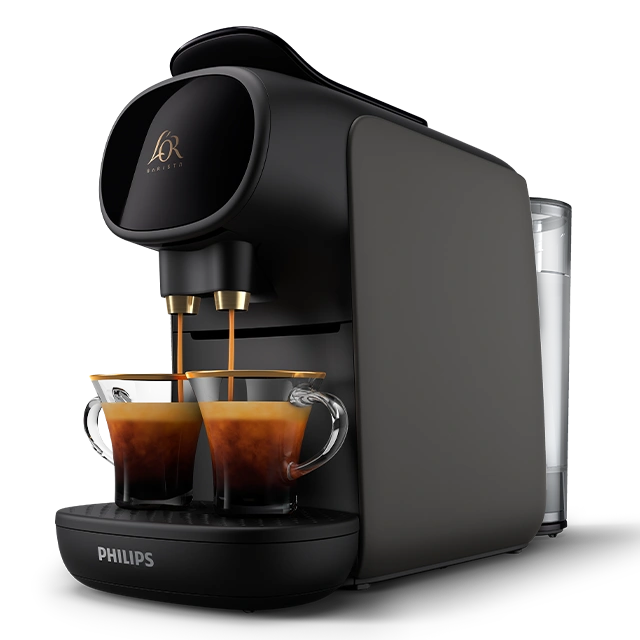 Máquina de café L'OR en primer plano sirviendo espresso en una taza de vidrio